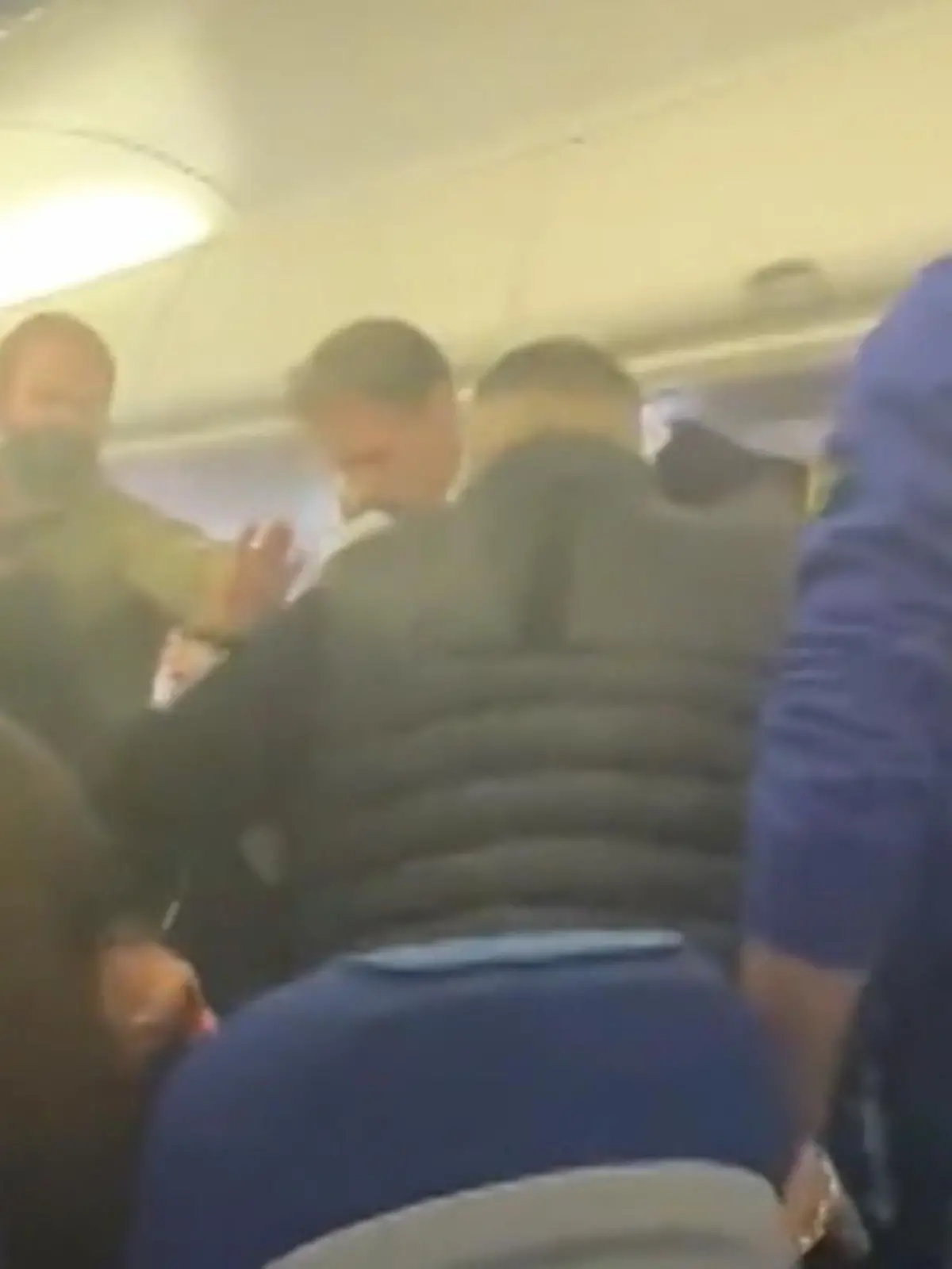 Das erlebt man, wenn man in einem Flugzeug sitzt, wirklich nicht gern: Eine Prügelei an Bord! Sechs Briten konnten sich auf einem Flug von Manchester nach Amsterdam offensichtlich nicht anders einigen - und sind aufeinander los gegangen.