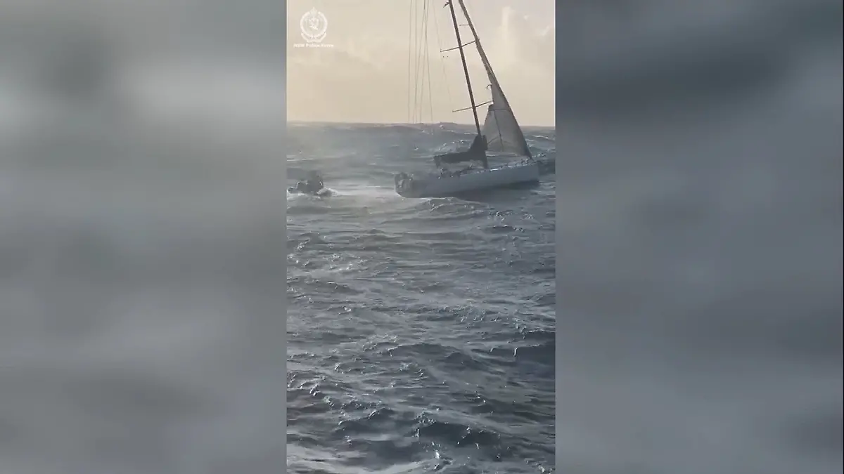 Eine Segeljacht ist vor der Küste Australiens in Seenot geraten.