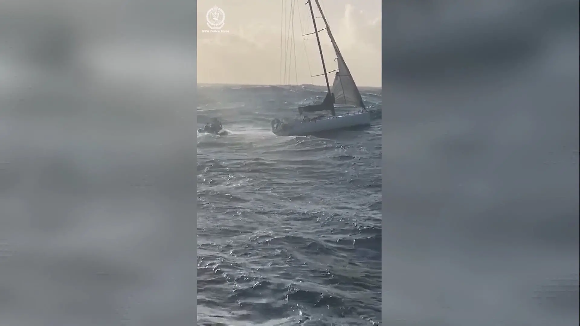 Eine Segeljacht ist vor der Küste Australiens in Seenot geraten.