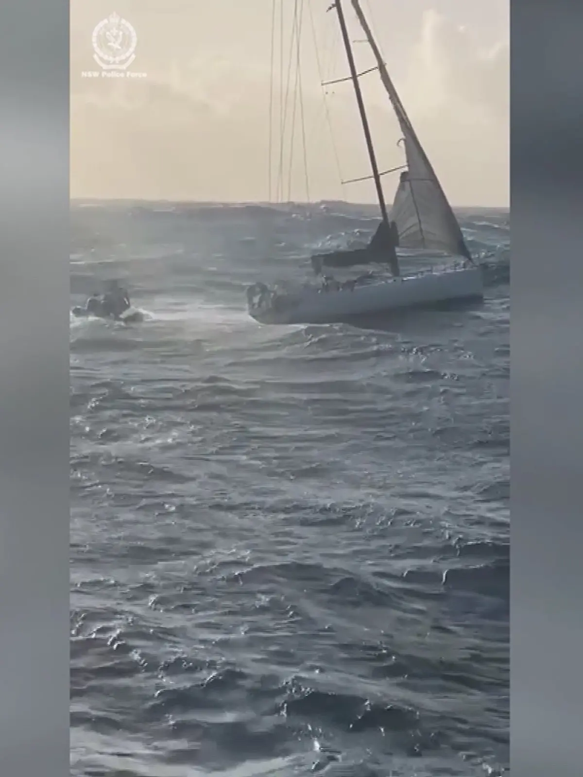 Eine Segeljacht ist vor der Küste Australiens in Seenot geraten.