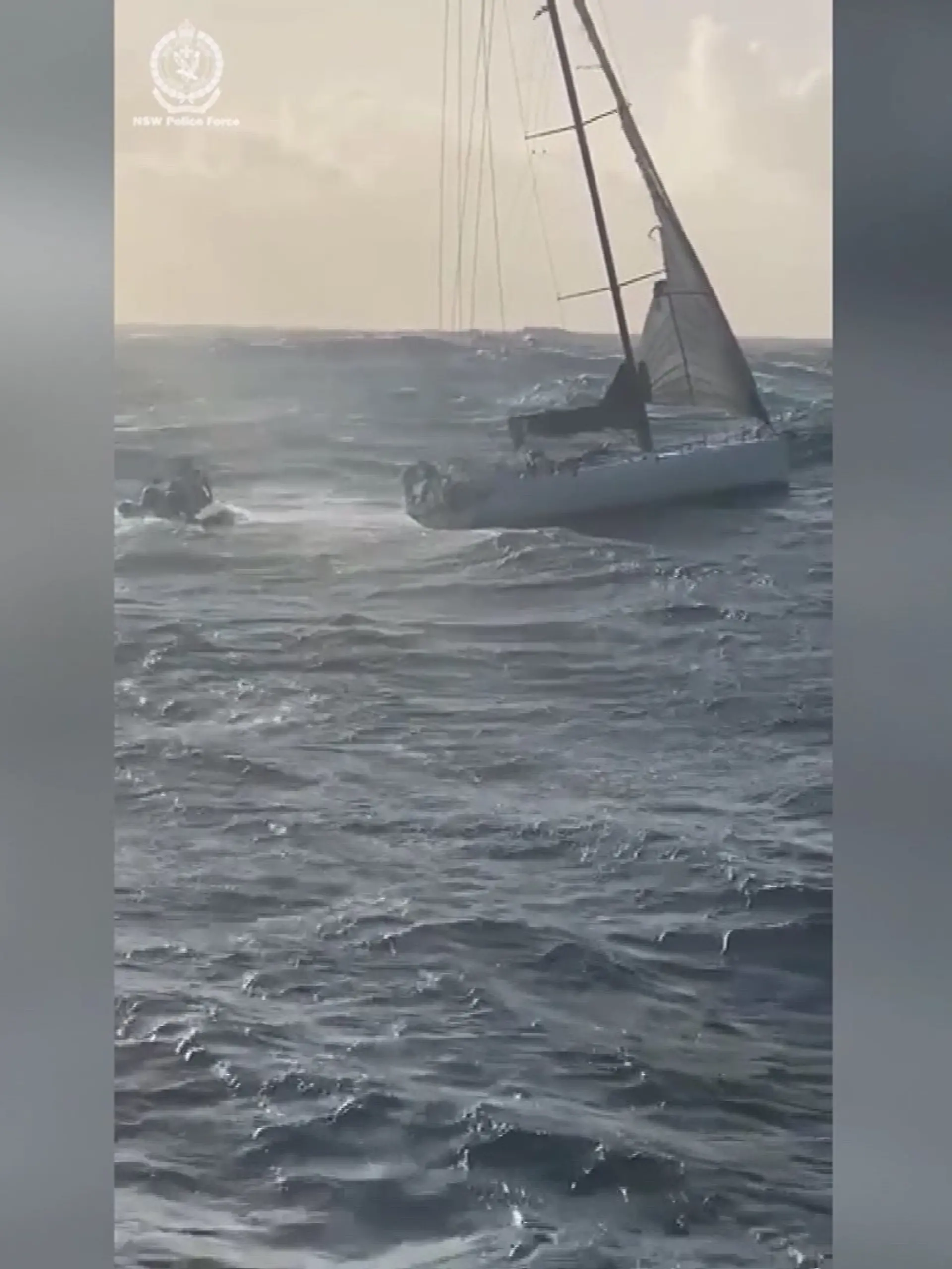 Eine Segeljacht ist vor der Küste Australiens in Seenot geraten.