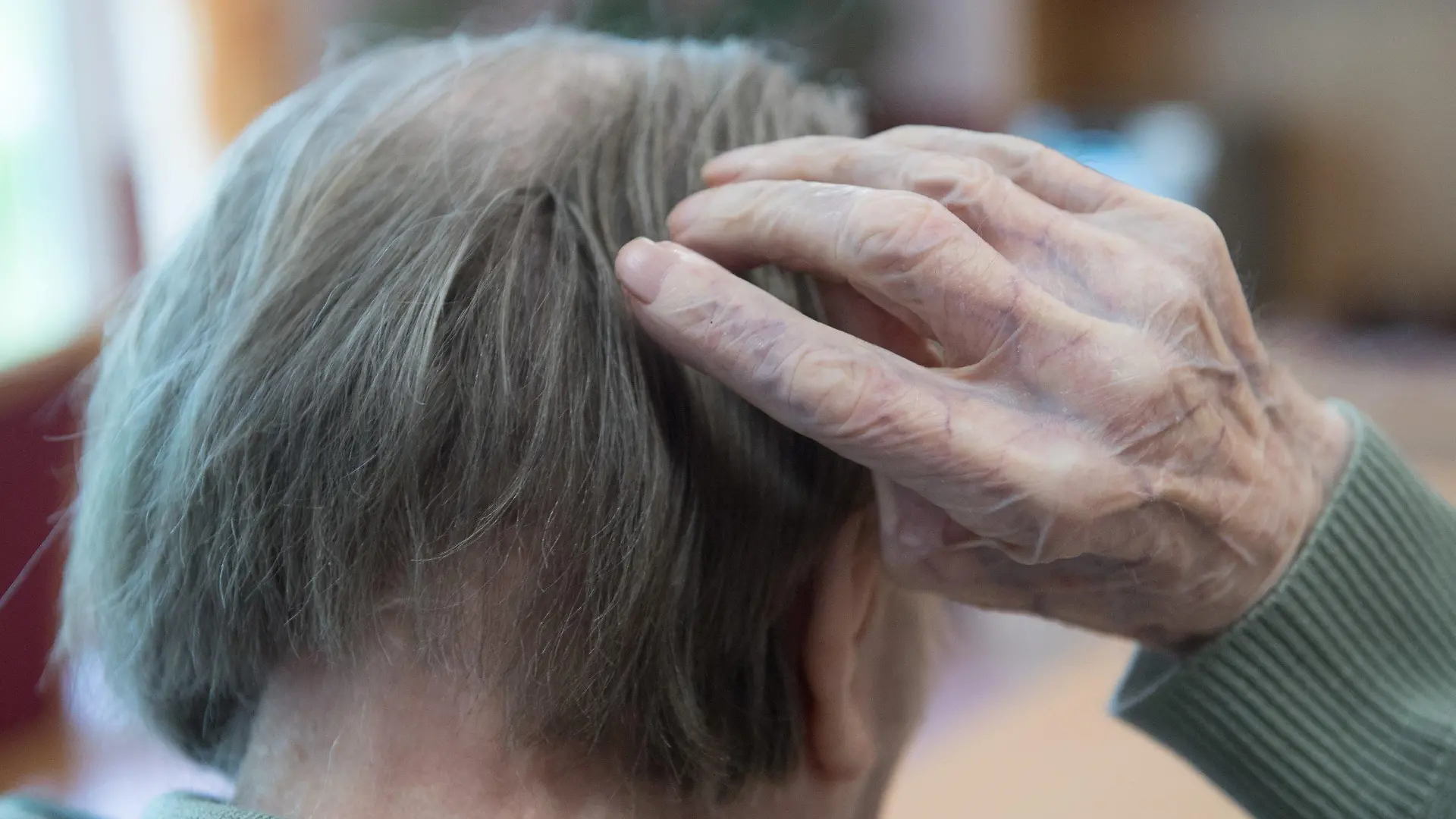 ARCHIV - 10.05.2019, Sachsen, Bernsdorf: Ein Mann kratzt sich in einem Pflegeheim am Kopf. Nach Berechnungen des Statistischen Bundesamtes könnte die Zahl Pflegebedürftiger allein durch die zunehmende Alterung von bundesweit nun 5 Millionen bis zum Jahr 2055 auf rund 6,8 Millionen steigen. (zu dpa: «Weder Heim noch fremde Hilfe? Viele Ältere stehen vor einem Dilemma») Foto: Sebastian Kahnert/dpa-Zentralbild/dpa +++ dpa-Bildfunk +++