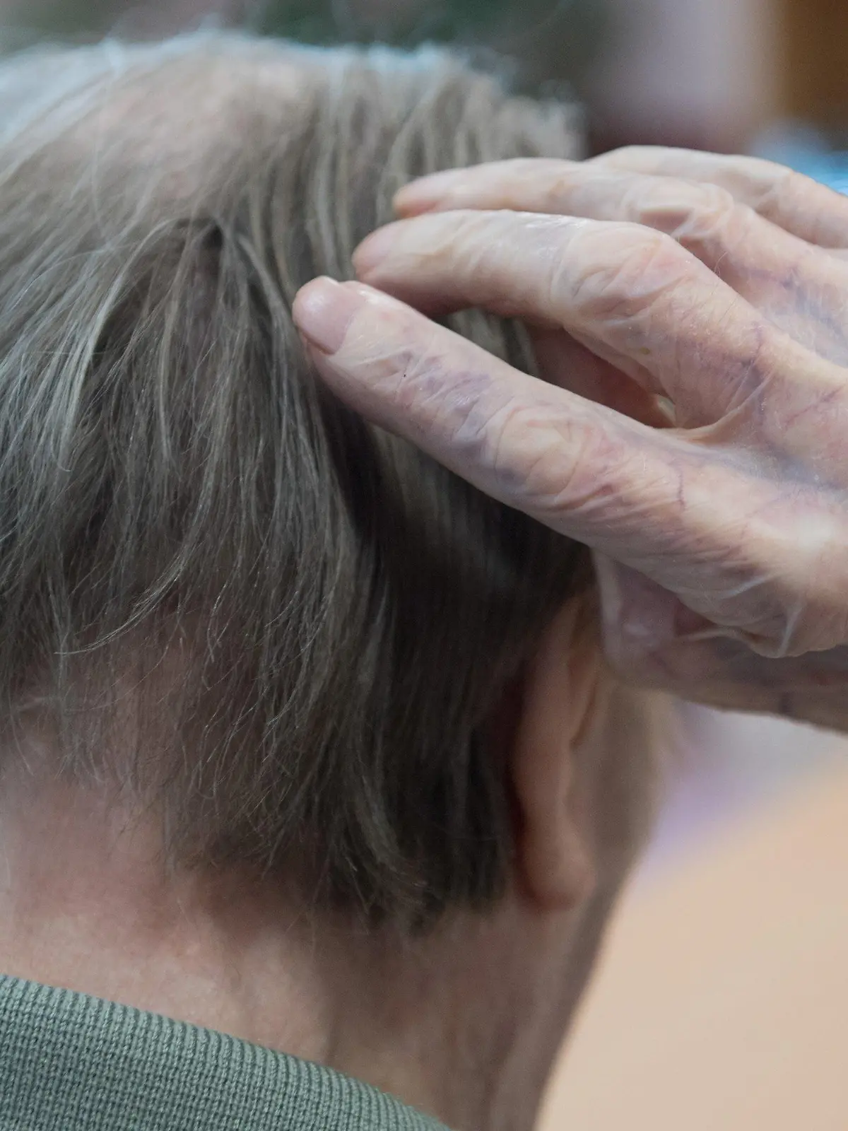 ARCHIV - 10.05.2019, Sachsen, Bernsdorf: Ein Mann kratzt sich in einem Pflegeheim am Kopf. Nach Berechnungen des Statistischen Bundesamtes könnte die Zahl Pflegebedürftiger allein durch die zunehmende Alterung von bundesweit nun 5 Millionen bis zum Jahr 2055 auf rund 6,8 Millionen steigen. (zu dpa: «Weder Heim noch fremde Hilfe? Viele Ältere stehen vor einem Dilemma») Foto: Sebastian Kahnert/dpa-Zentralbild/dpa +++ dpa-Bildfunk +++