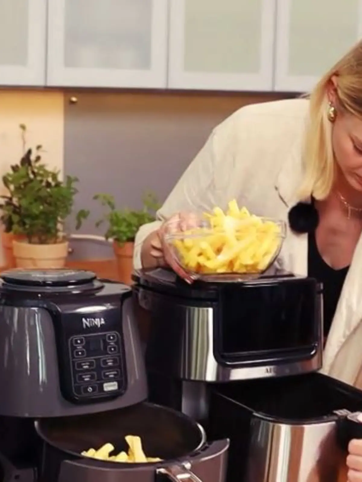 Reporterin füllt Fritten in einen Airfryer