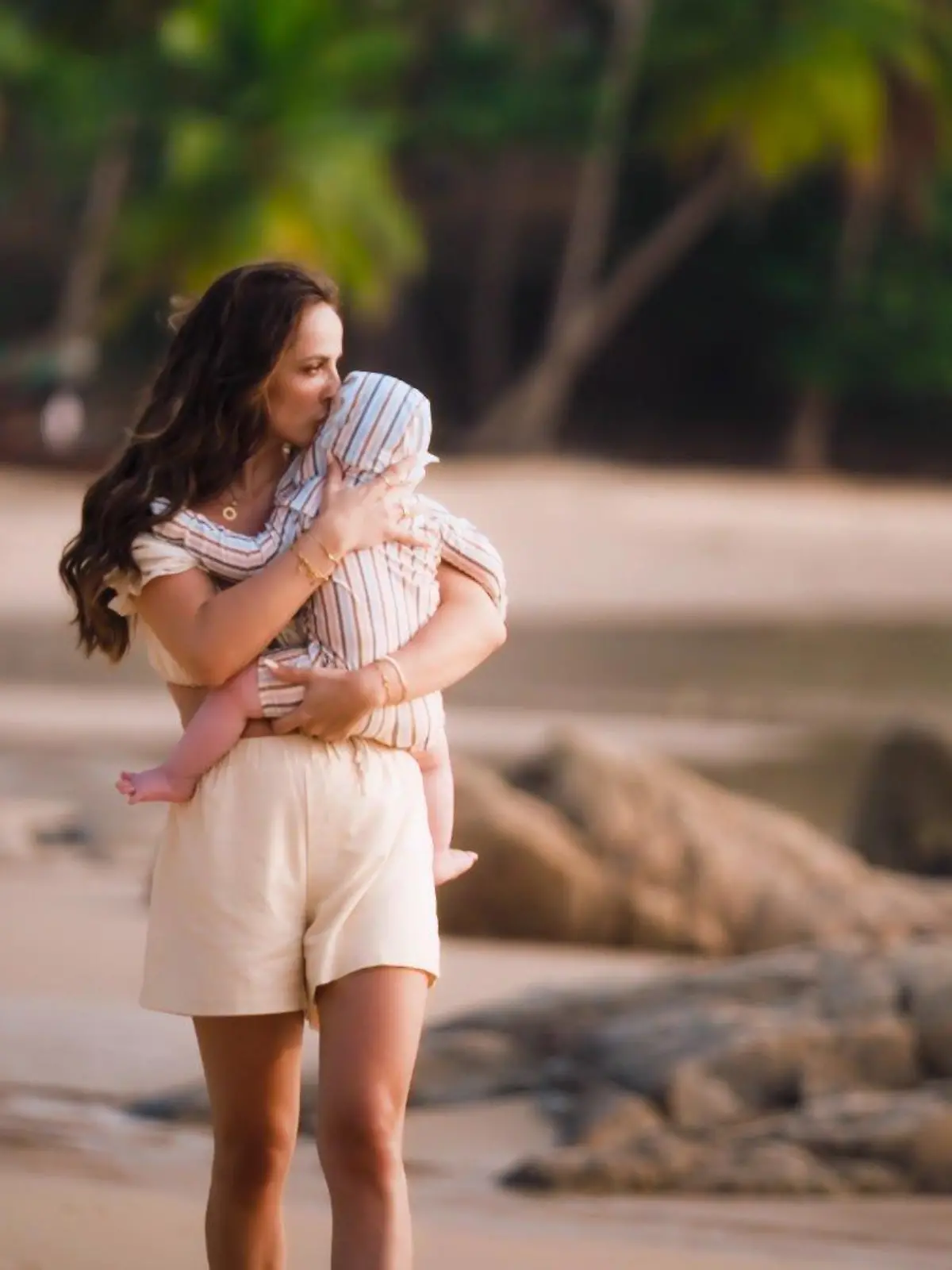 Ohne Jenny, ohne ihren "Keksi": Der Sohn der Bachelorette ist während des Rosen-Abenteuers auch in Thailand.