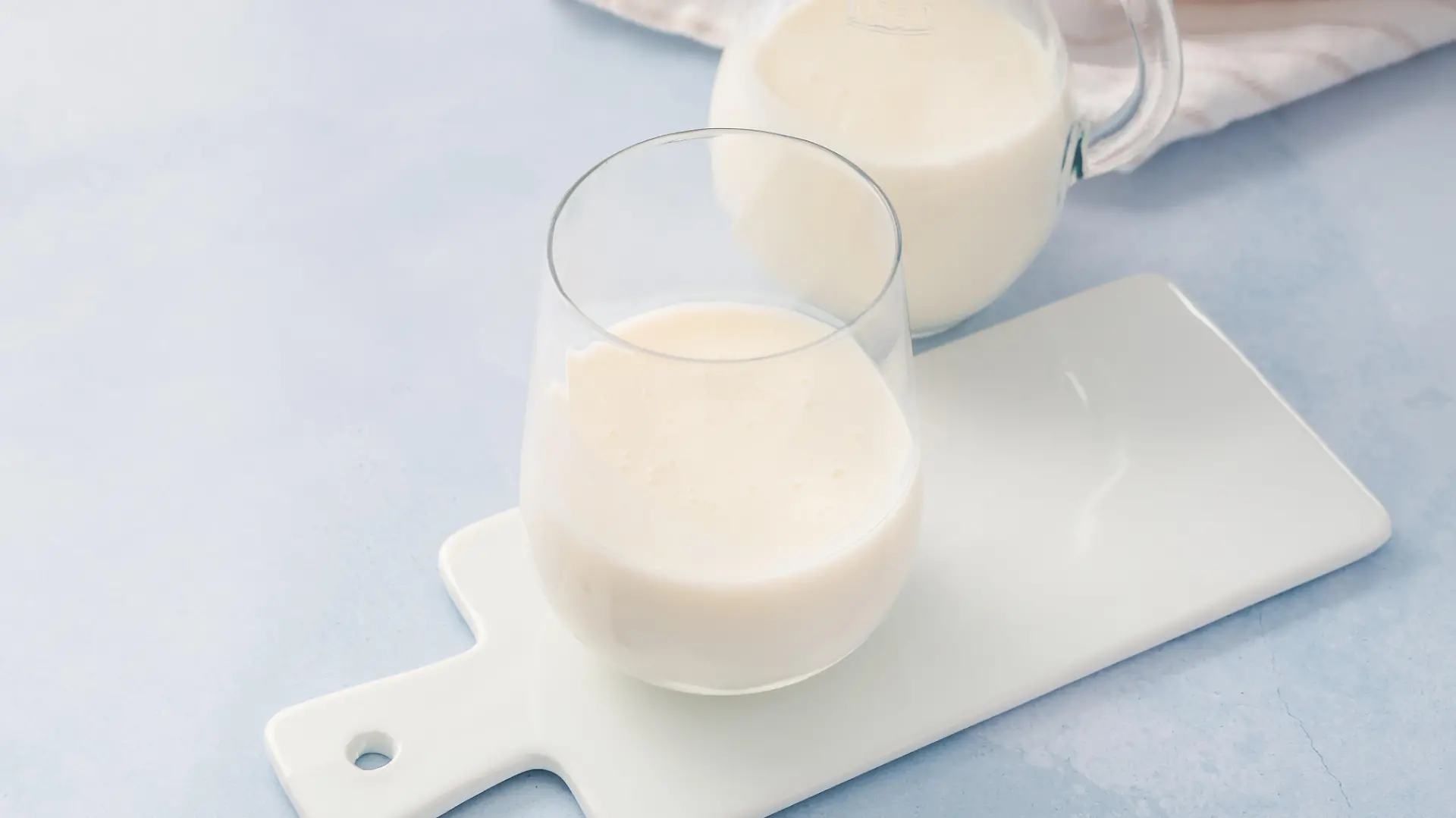 Wer regelmäßig Kefir trinkt, kann von den gesunden Eigenschaften profitieren.