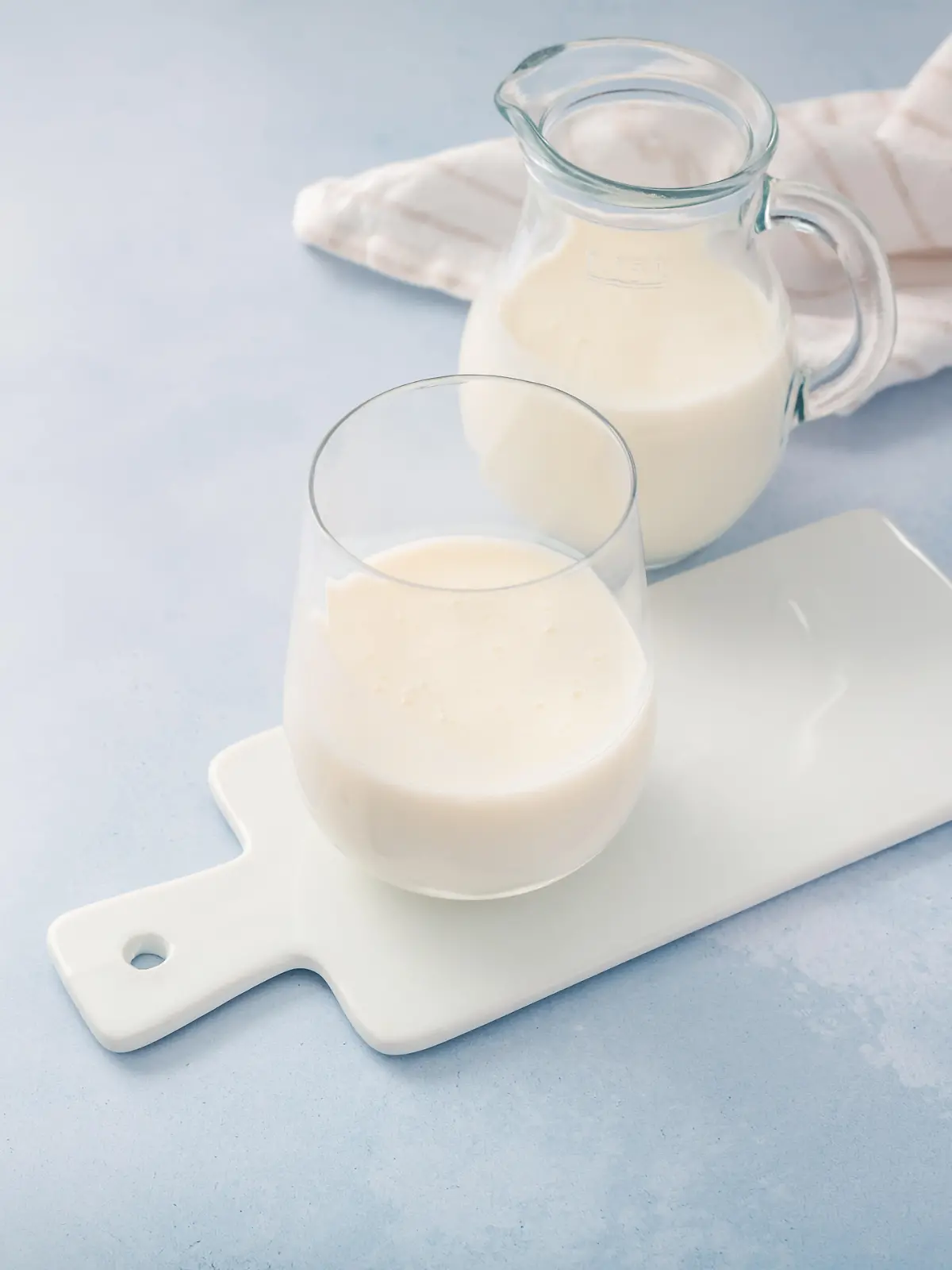 Wer regelmäßig Kefir trinkt, kann von den gesunden Eigenschaften profitieren.