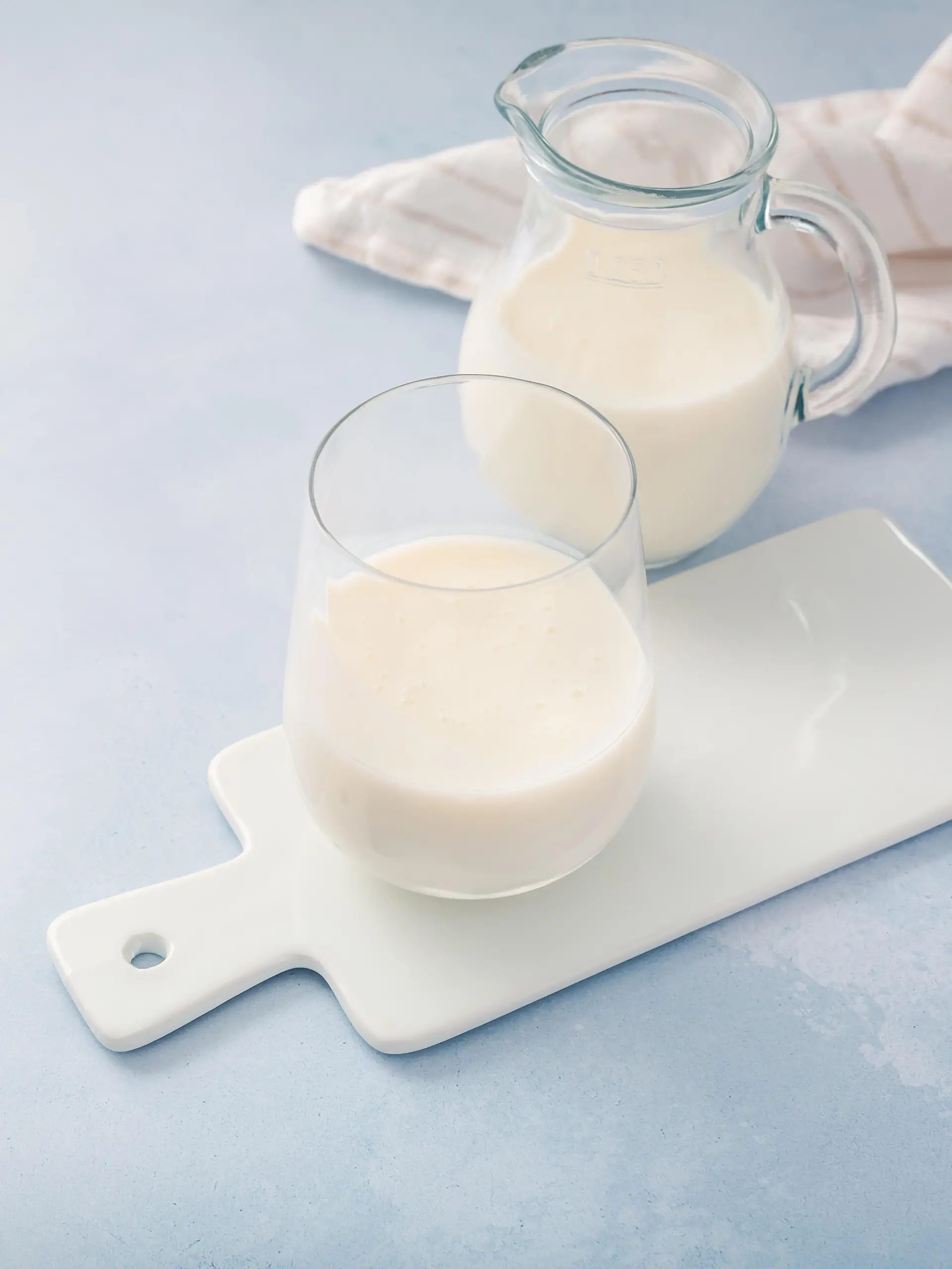 Wer regelmäßig Kefir trinkt, kann von den gesunden Eigenschaften profitieren.