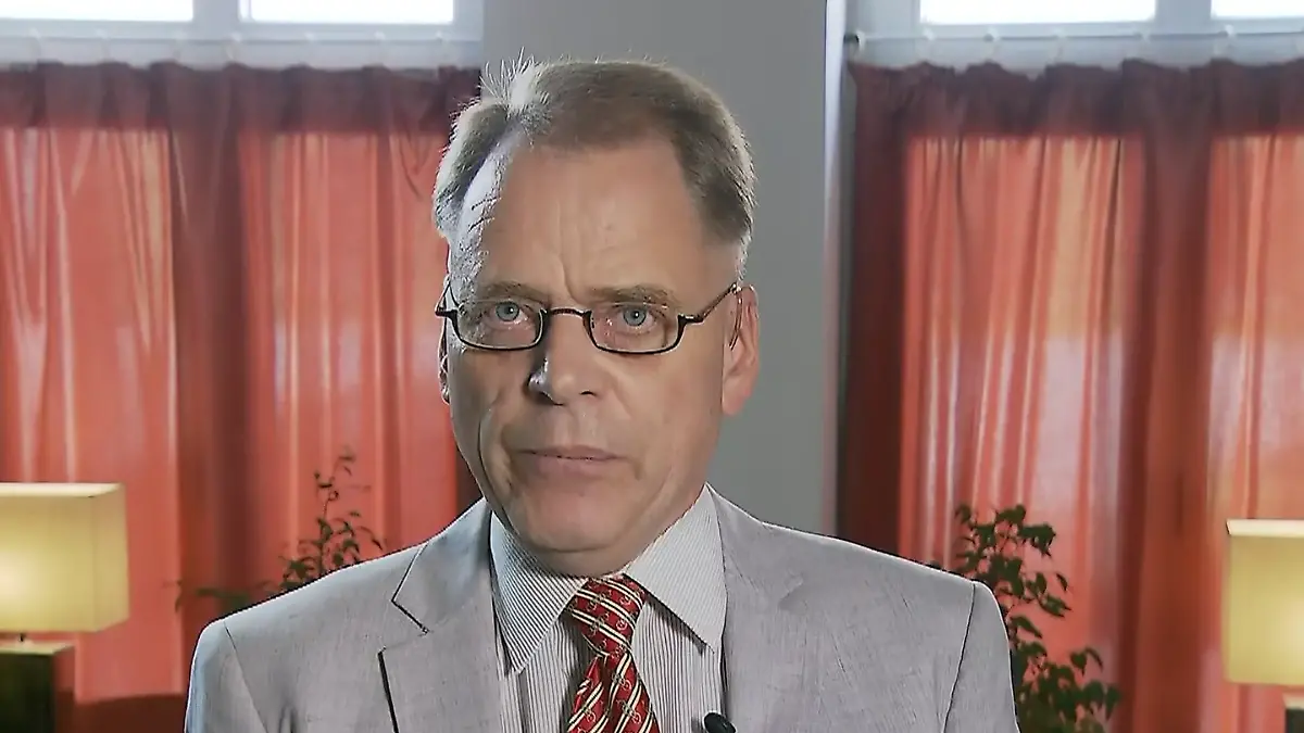 Ein Mann im Interview. 