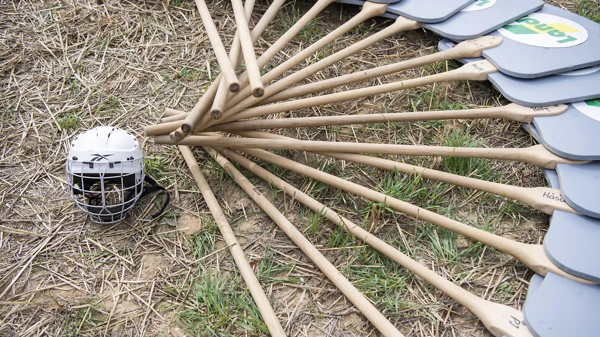 Ein Teil einer Hornusser Ausruestung beim Wettkampf des Hornussen am Eidgenoessischen Schwing- und Aelplerfest (ESAF) in Pratteln, am Freitag, 26. August 2022. (KEYSTONE/Urs Flueeler).
