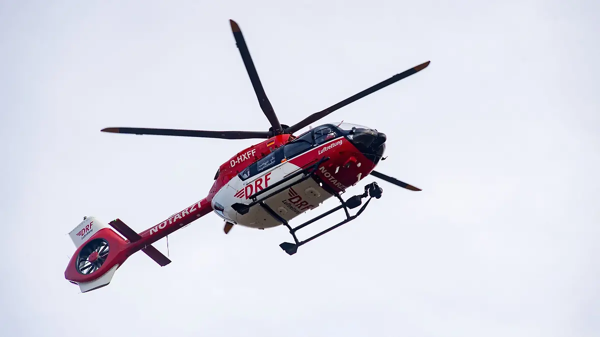 Nach einem Badeunfall auf der Insel Usedom brachte ein Rettungshubschrauber einen verunglückten Mann nach Greifswald.
