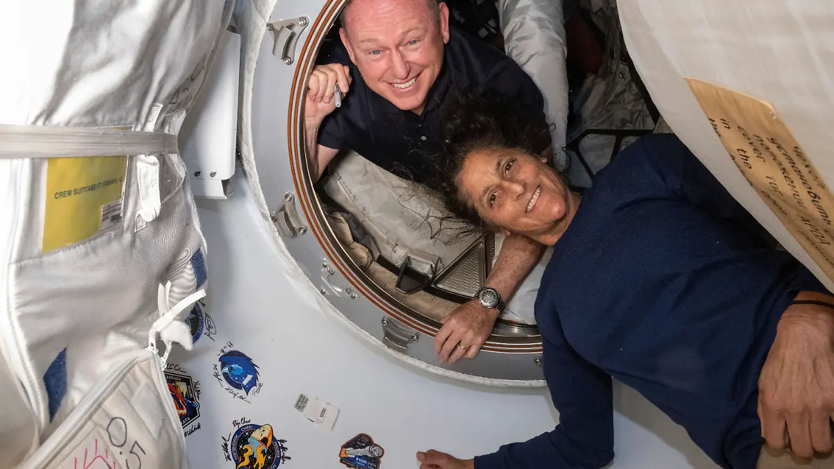 Die Astronauten Butch Wilmore und Suni Williams befinden sich an Bord der ISS und lächeln in die Kamera.