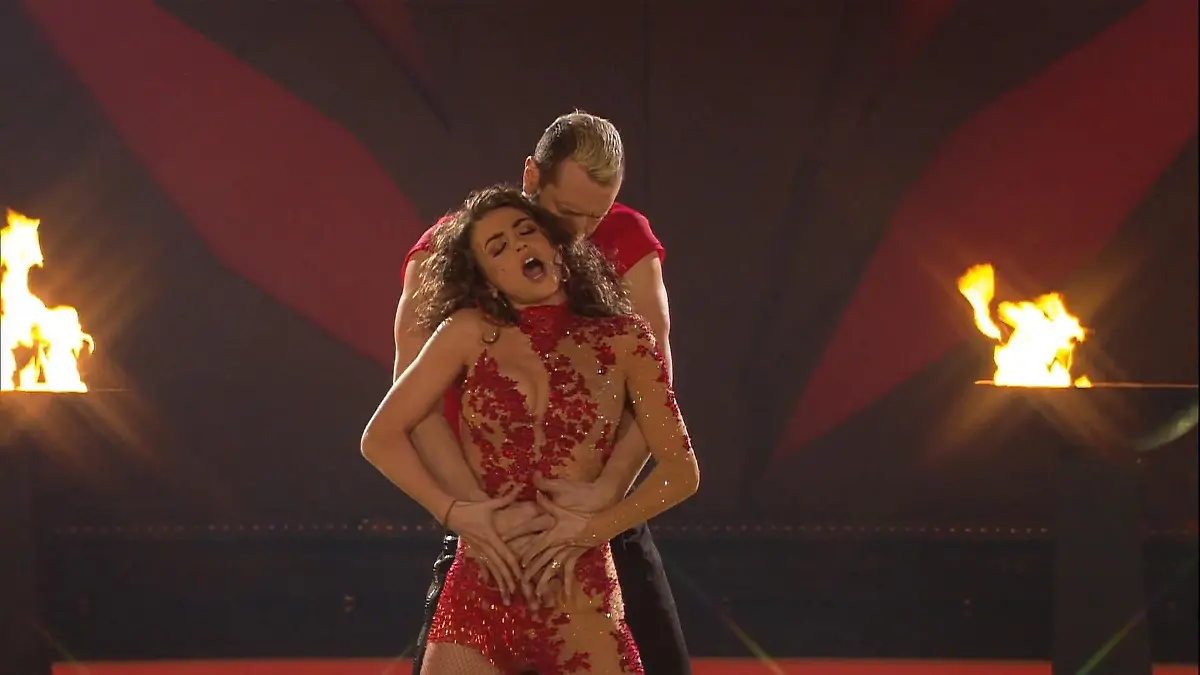 Pascal Hens und Ekaterina Leonova mit flotten Schritten Die Salsa zu „Valio la pena"