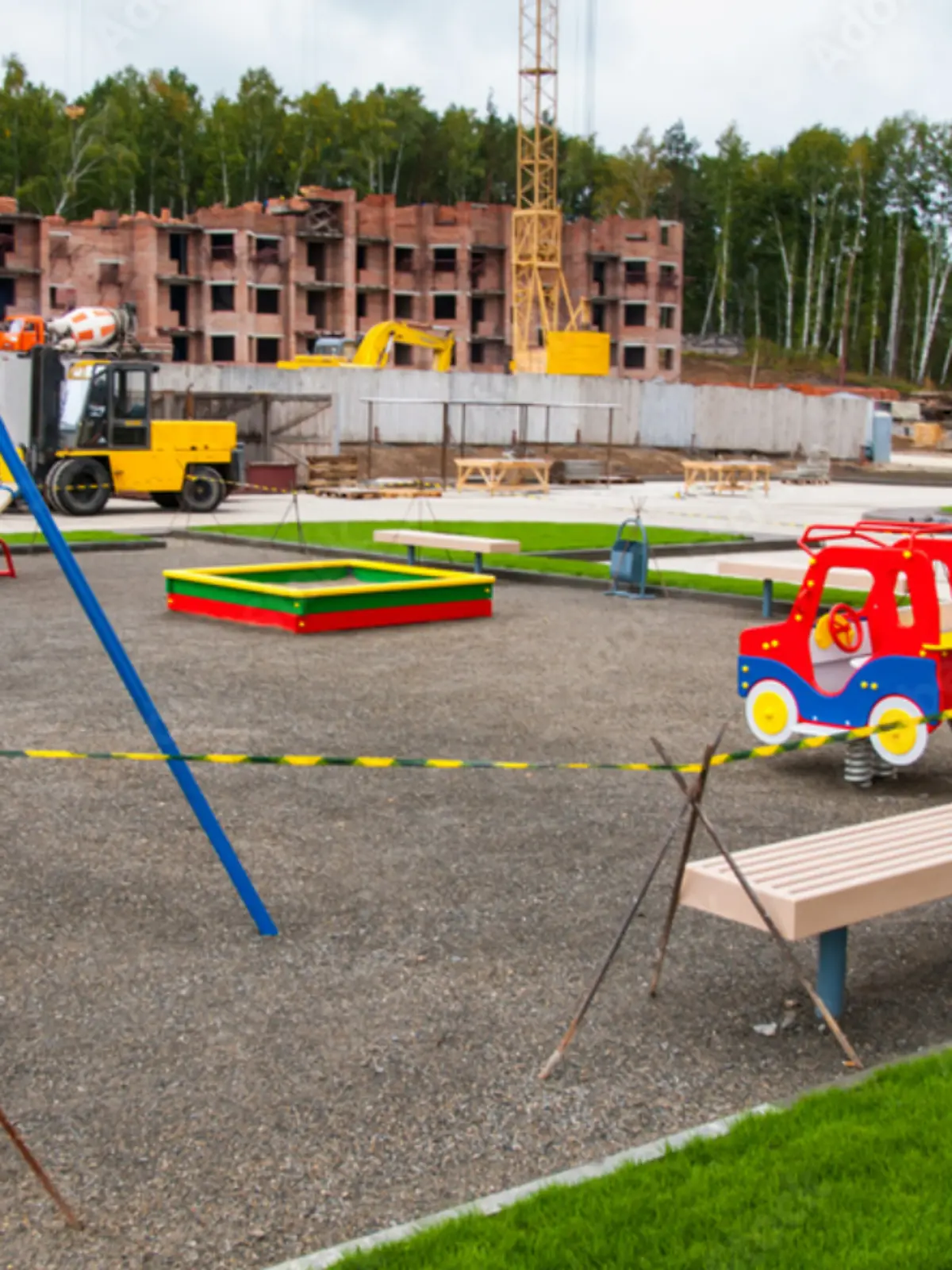 Ein abgesperrter Spielplatz.