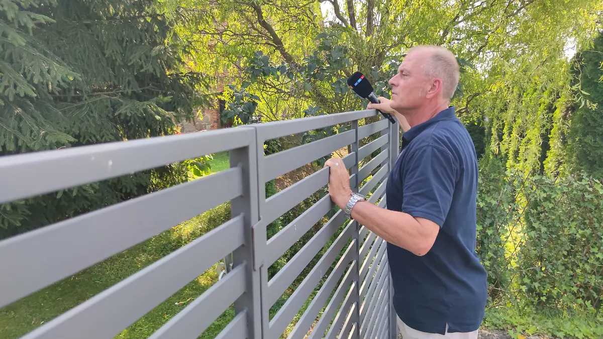 Der RTL-Reporter steht vor dem Haus, in dem sich die grausame Folter über Jahre abgespielt haben soll.