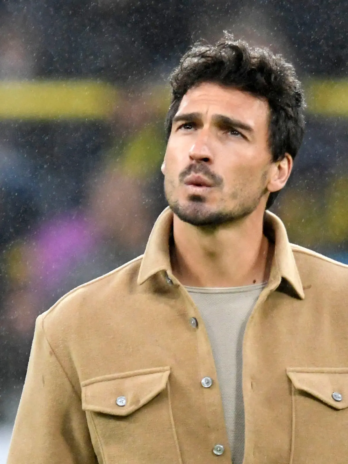 ARCHIV - 17.08.2021, Nordrhein-Westfalen, Dortmund: Fußball, DFL-Supercup, Finale, Borussia Dortmund - Bayern München, Signal Iduna Park: Der verletzte Dortmunder Abwehrspieler Mats Hummels kommt ins Stadion.  (zu dpa «DFB-Team weiter ohne Hummels - Flick: Kein Signal für Ausmusterung») Foto: Bernd Thissen/dpa +++ dpa-Bildfunk +++