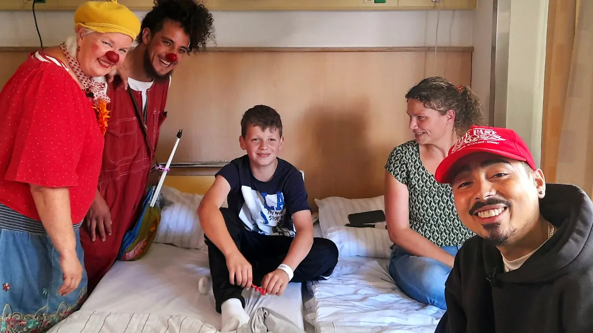 Tony Bauer mit Clowns und einem Patienten