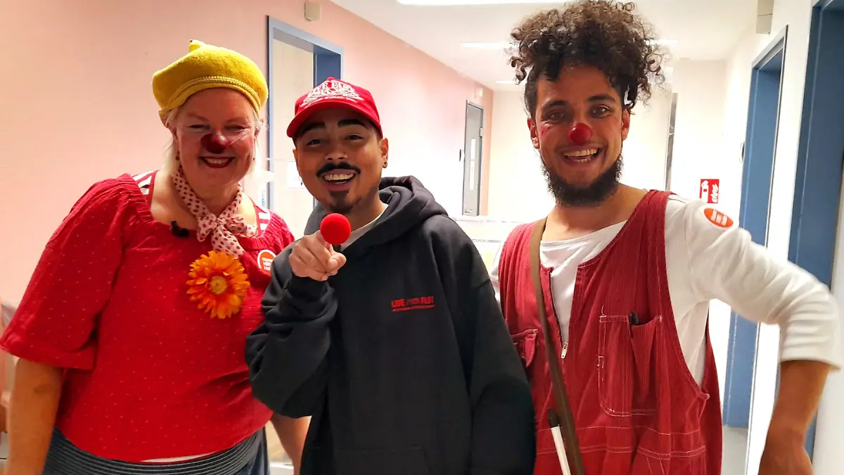 Comedian Tony Bauer (re.) besucht im Rahmen der Optimismus-Initiative der Unternehmen der Bertelsmann Content Alliance mit den Klinikclowns der „Stiftung Humor Hilft Heilen“ eine Kinderkrankenstation