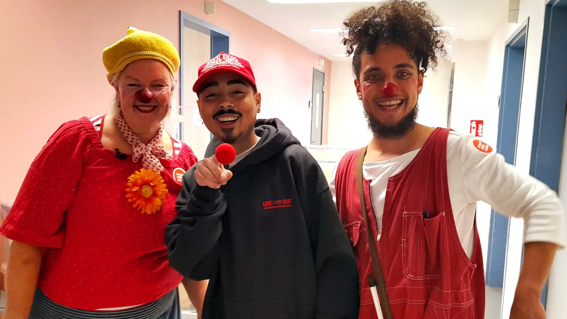 Comedian Tony Bauer (re.) besucht im Rahmen der Optimismus-Initiative der Unternehmen der Bertelsmann Content Alliance mit den Klinikclowns der „Stiftung Humor Hilft Heilen“ eine Kinderkrankenstation
