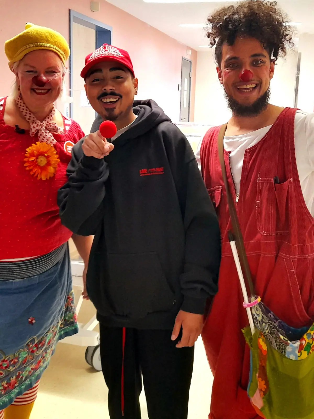 Comedian Tony Bauer (re.) besucht im Rahmen der Optimismus-Initiative der Unternehmen der Bertelsmann Content Alliance mit den Klinikclowns der „Stiftung Humor Hilft Heilen“ eine Kinderkrankenstation