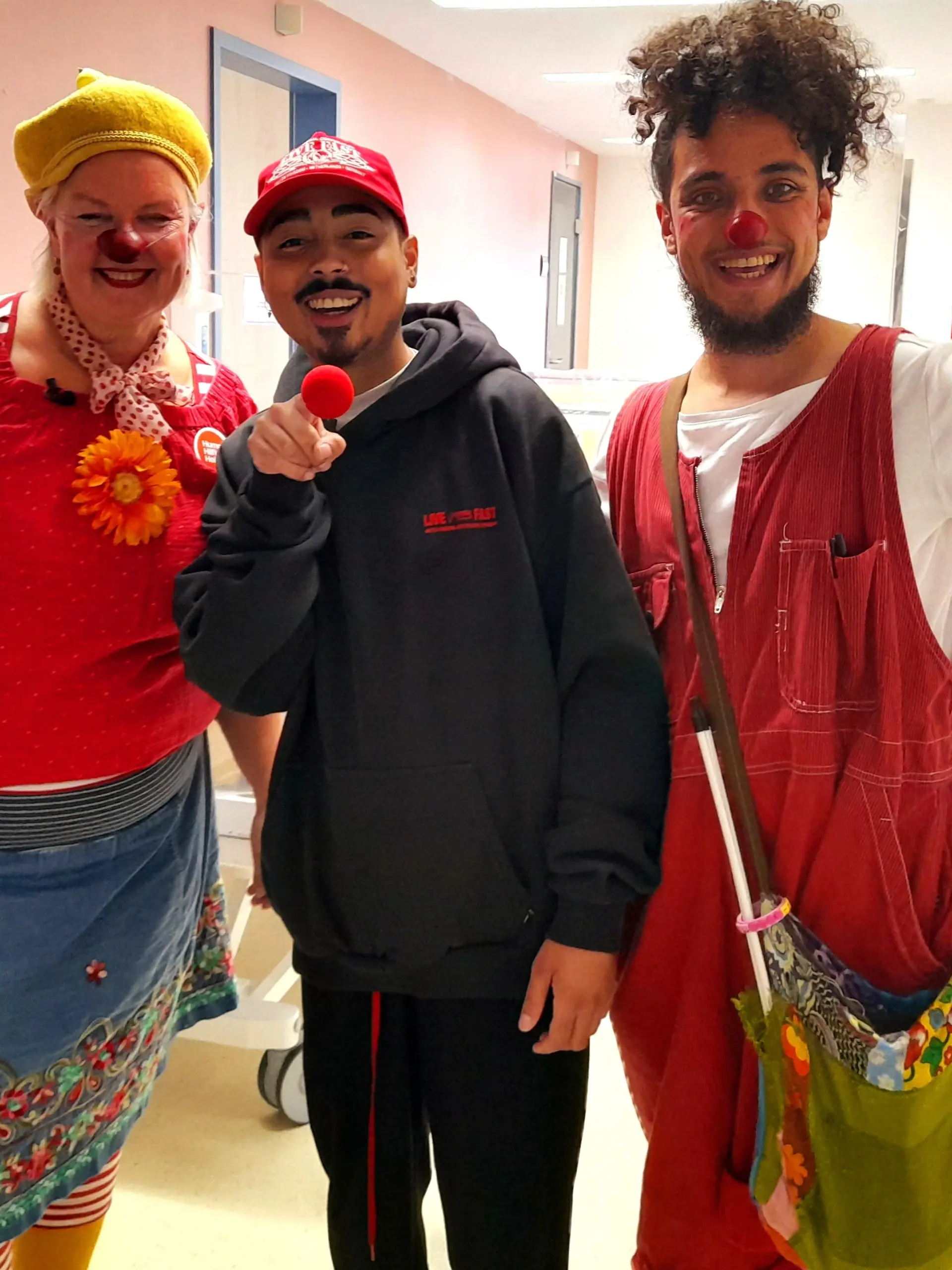 Comedian Tony Bauer (re.) besucht im Rahmen der Optimismus-Initiative der Unternehmen der Bertelsmann Content Alliance mit den Klinikclowns der „Stiftung Humor Hilft Heilen“ eine Kinderkrankenstation