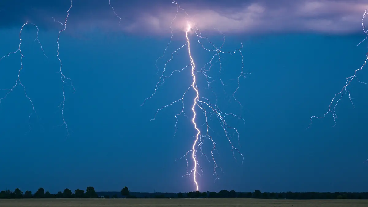 ARCHIV - 15.08.2023, Brandenburg, Petersdorf: Blitze eines Gewitters leuchten am Abendhimmel.

Wer vom Gewitter auf einem Feld erwischt wird, sollte sich an einer möglichst tiefen Stelle hinhocken. (zu dpa: «Gewitter ziehen über Norddeutschland - örtliche Unwetter zu erwarten») Foto: Patrick Pleul/dpa +++ dpa-Bildfunk +++