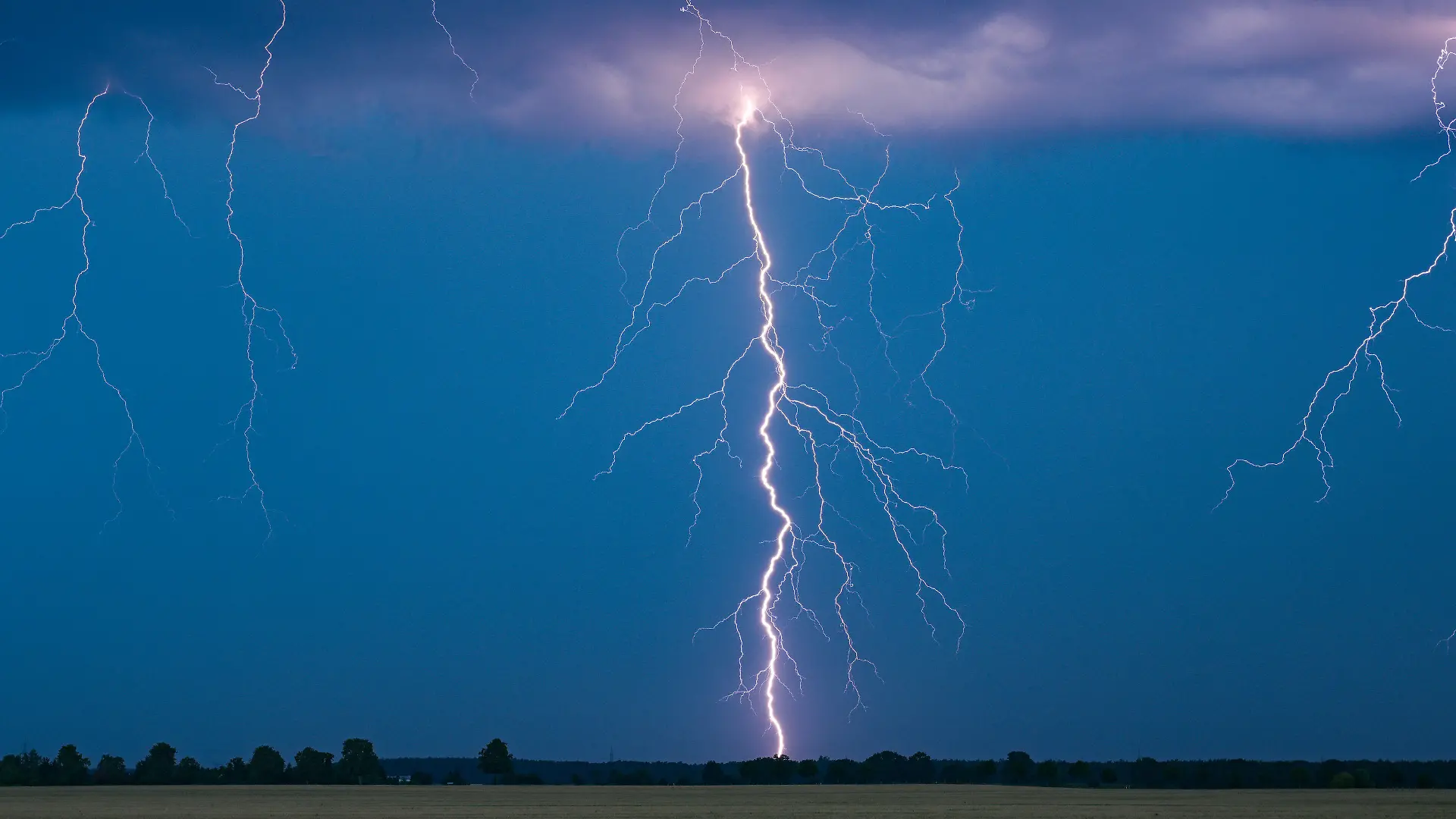 ARCHIV - 15.08.2023, Brandenburg, Petersdorf: Blitze eines Gewitters leuchten am Abendhimmel.
Wer vom Gewitter auf einem Feld erwischt wird, sollte sich an einer möglichst tiefen Stelle hinhocken. (zu dpa: «Gewitter ziehen über Norddeutschland - örtliche Unwetter zu erwarten») Foto: Patrick Pleul/dpa +++ dpa-Bildfunk +++