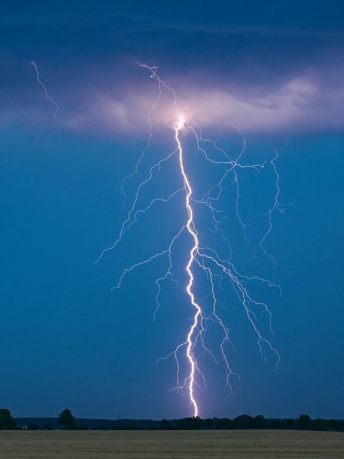 ARCHIV - 15.08.2023, Brandenburg, Petersdorf: Blitze eines Gewitters leuchten am Abendhimmel.

Wer vom Gewitter auf einem Feld erwischt wird, sollte sich an einer möglichst tiefen Stelle hinhocken. (zu dpa: «Gewitter ziehen über Norddeutschland - örtliche Unwetter zu erwarten») Foto: Patrick Pleul/dpa +++ dpa-Bildfunk +++