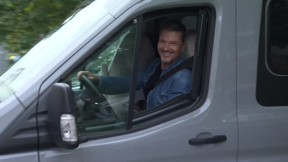 Hier fühlt er sich am wohlsten: Hardy Krüger in seinem Wohnmobil.