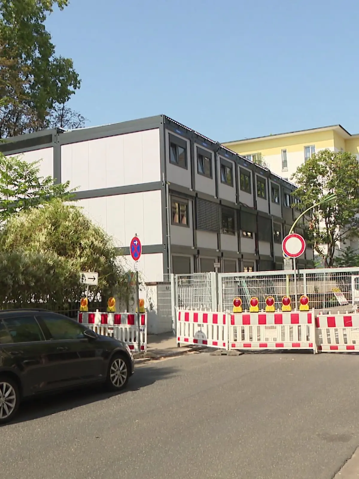 Ein eingezäunter Bereich auf einer Frankfurter Straße.