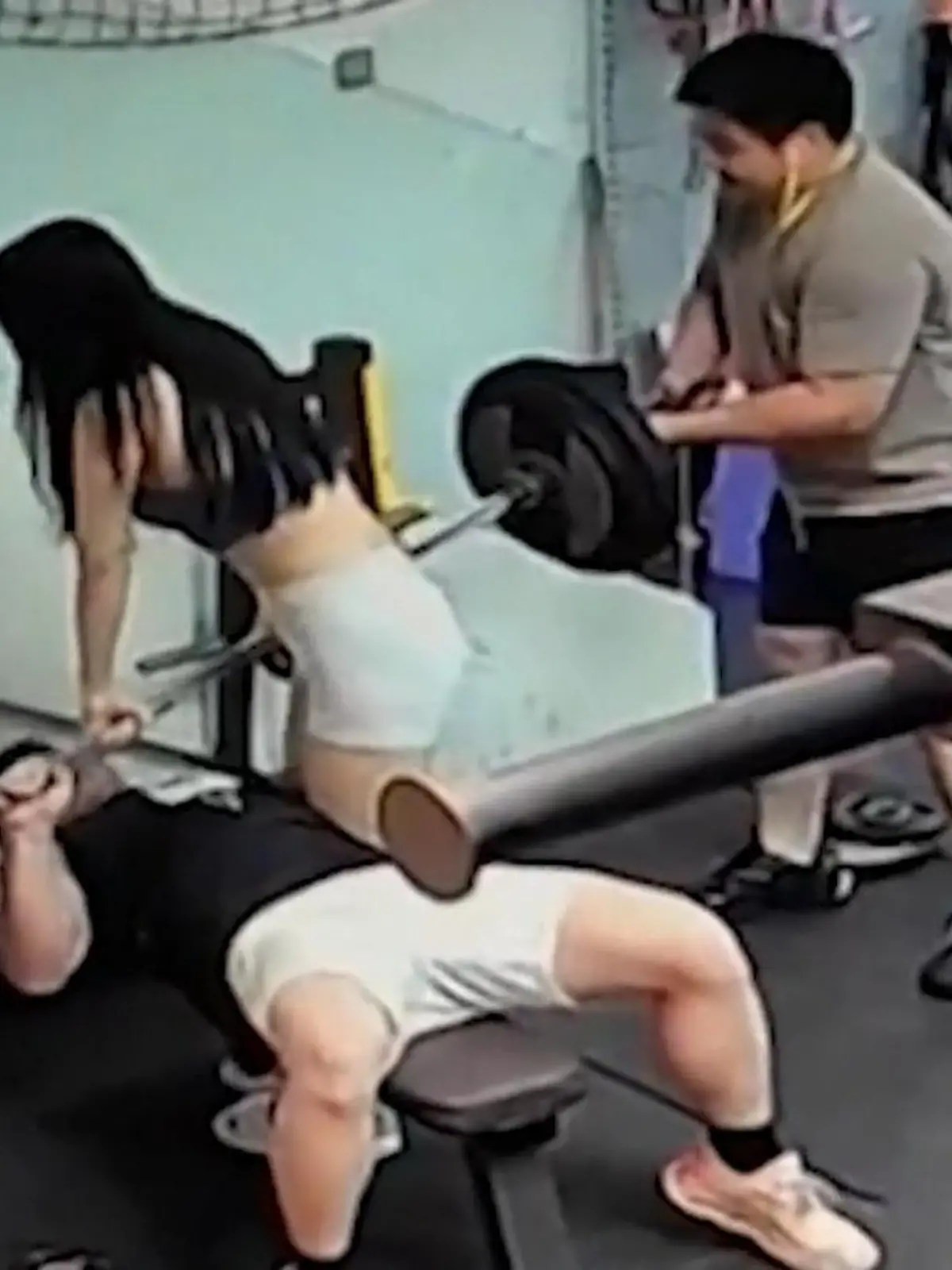 Ein Sportler aus China überschätzt sich beim Training. Er kann das Gewicht nicht mehr richtig heben, die Hantel drückt auf seinen Brustkorb. Mit letzter Kraft ruft er um Hilfe. Eine Mitarbeiterin bemerkt ihn und schreitet ein. Wie das ausgeht, seht ihr im Video!