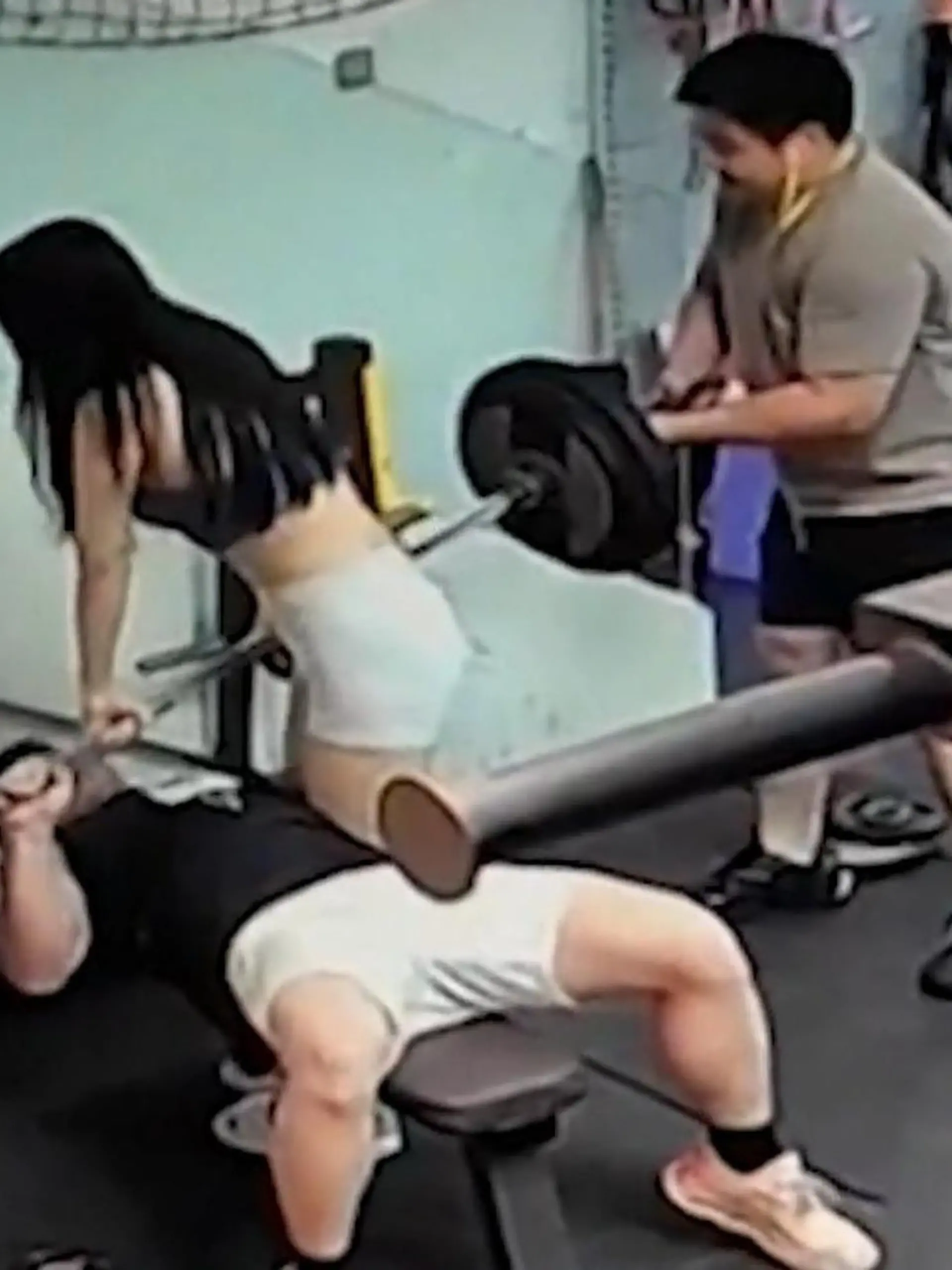 Ein Sportler aus China überschätzt sich beim Training. Er kann das Gewicht nicht mehr richtig heben, die Hantel drückt auf seinen Brustkorb. Mit letzter Kraft ruft er um Hilfe. Eine Mitarbeiterin bemerkt ihn und schreitet ein. Wie das ausgeht, seht ihr im Video!