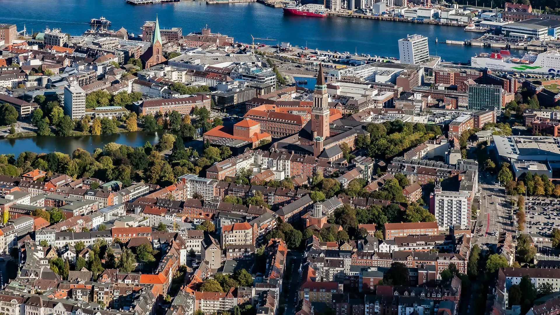 Luftbildaufnahme des Kieler Zentrums mit Südost-Blick auf Kiel- Gaarden und die Schiffswerft.