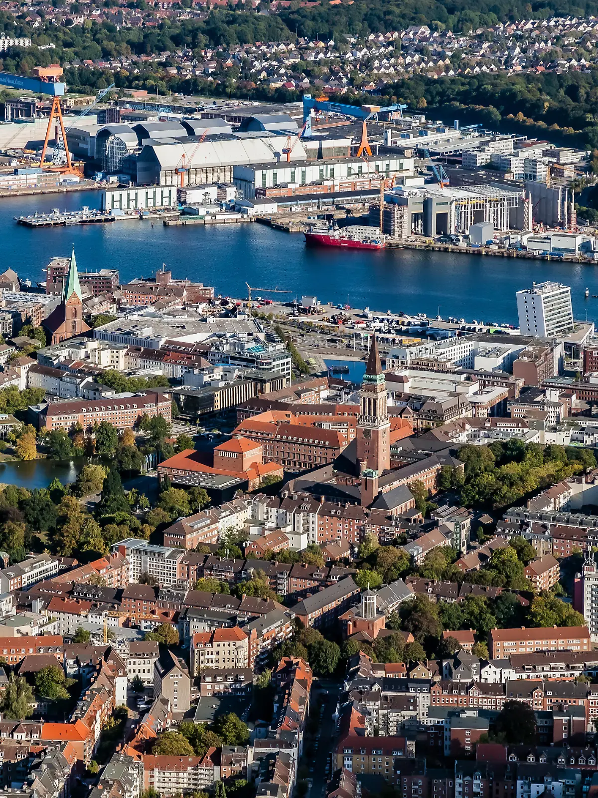 Luftbildaufnahme des Kieler Zentrums mit Südost-Blick auf Kiel- Gaarden und die Schiffswerft.