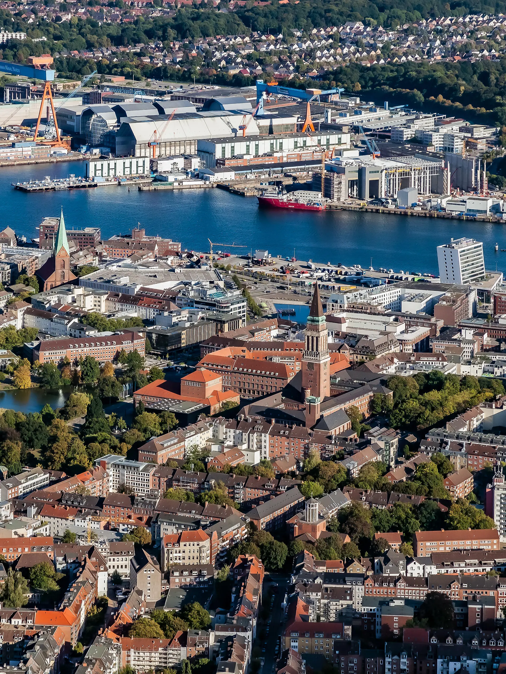 Luftbildaufnahme des Kieler Zentrums mit Südost-Blick auf Kiel- Gaarden und die Schiffswerft.