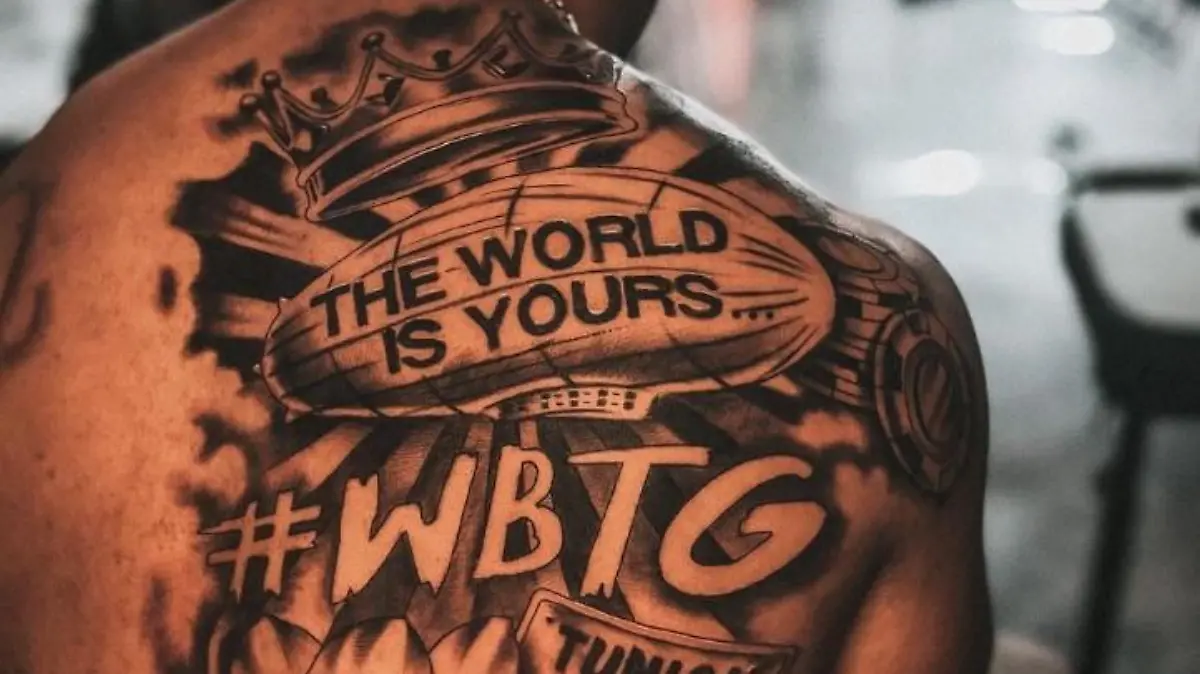 Nakobe Dean (22) zeigt stolz sein neues Mega-Tattoo