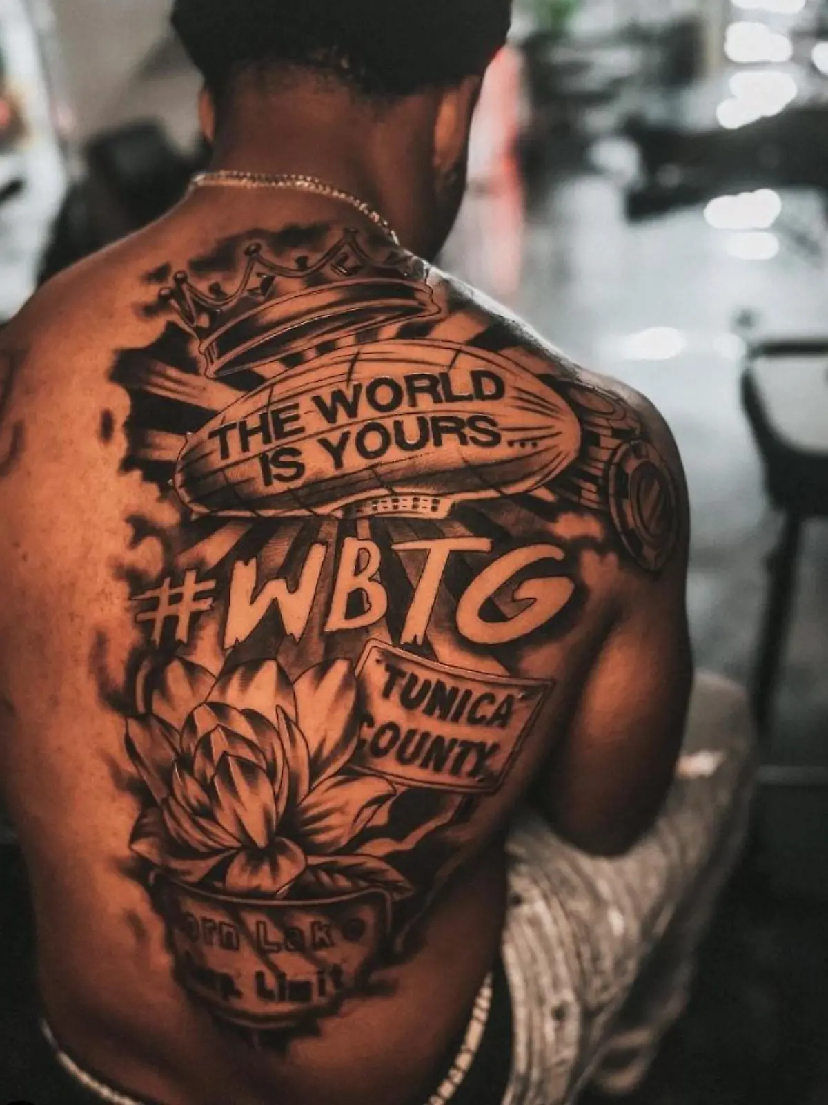 Nakobe Dean (22) zeigt stolz sein neues Mega-Tattoo