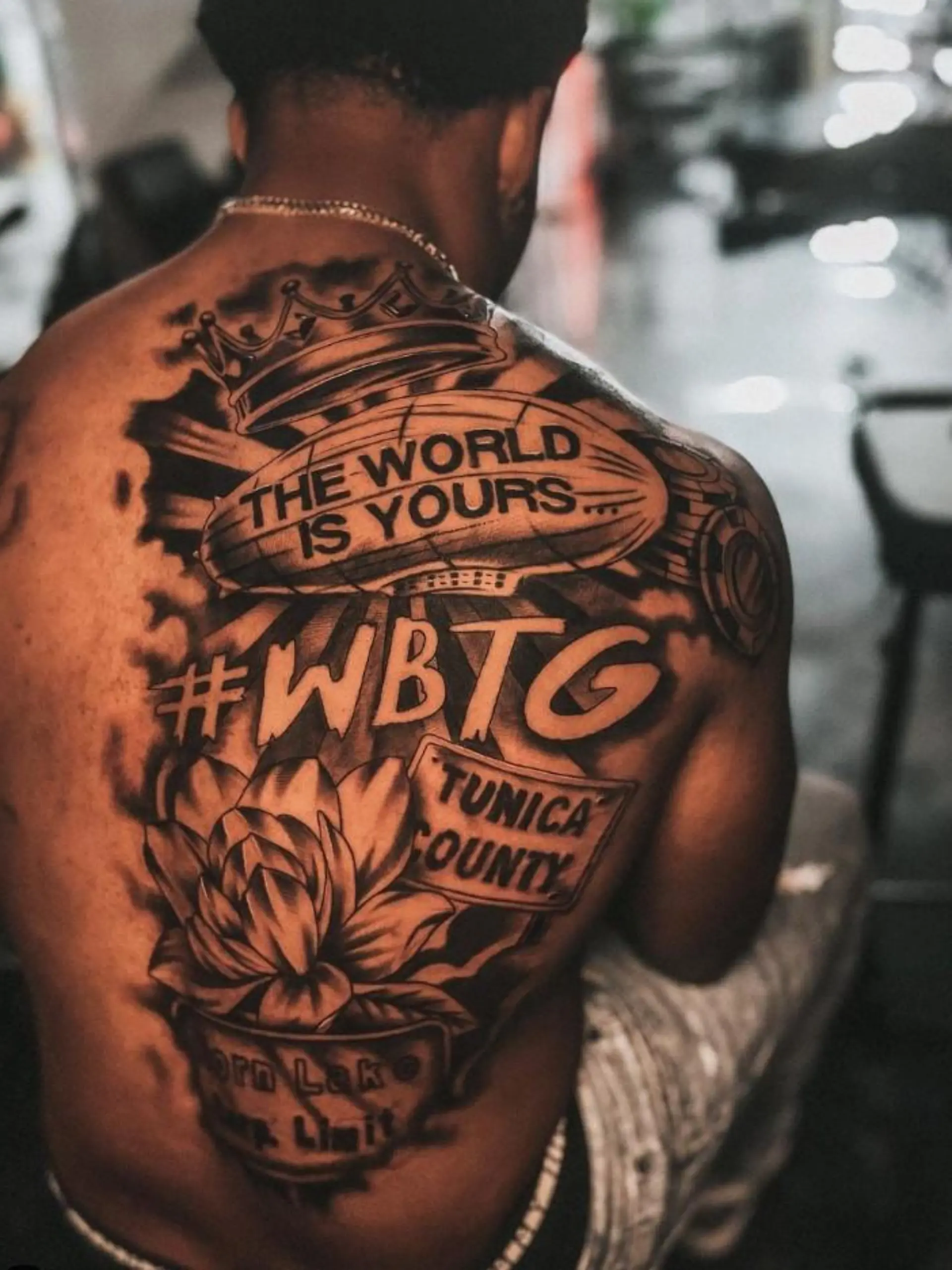 Nakobe Dean (22) zeigt stolz sein neues Mega-Tattoo