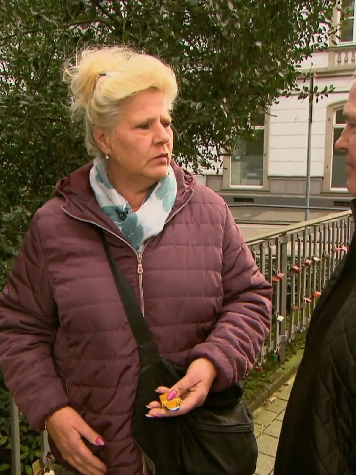 Silvia schenkt Harald zum Jahrestag ein besonderes Liebesschloss. 