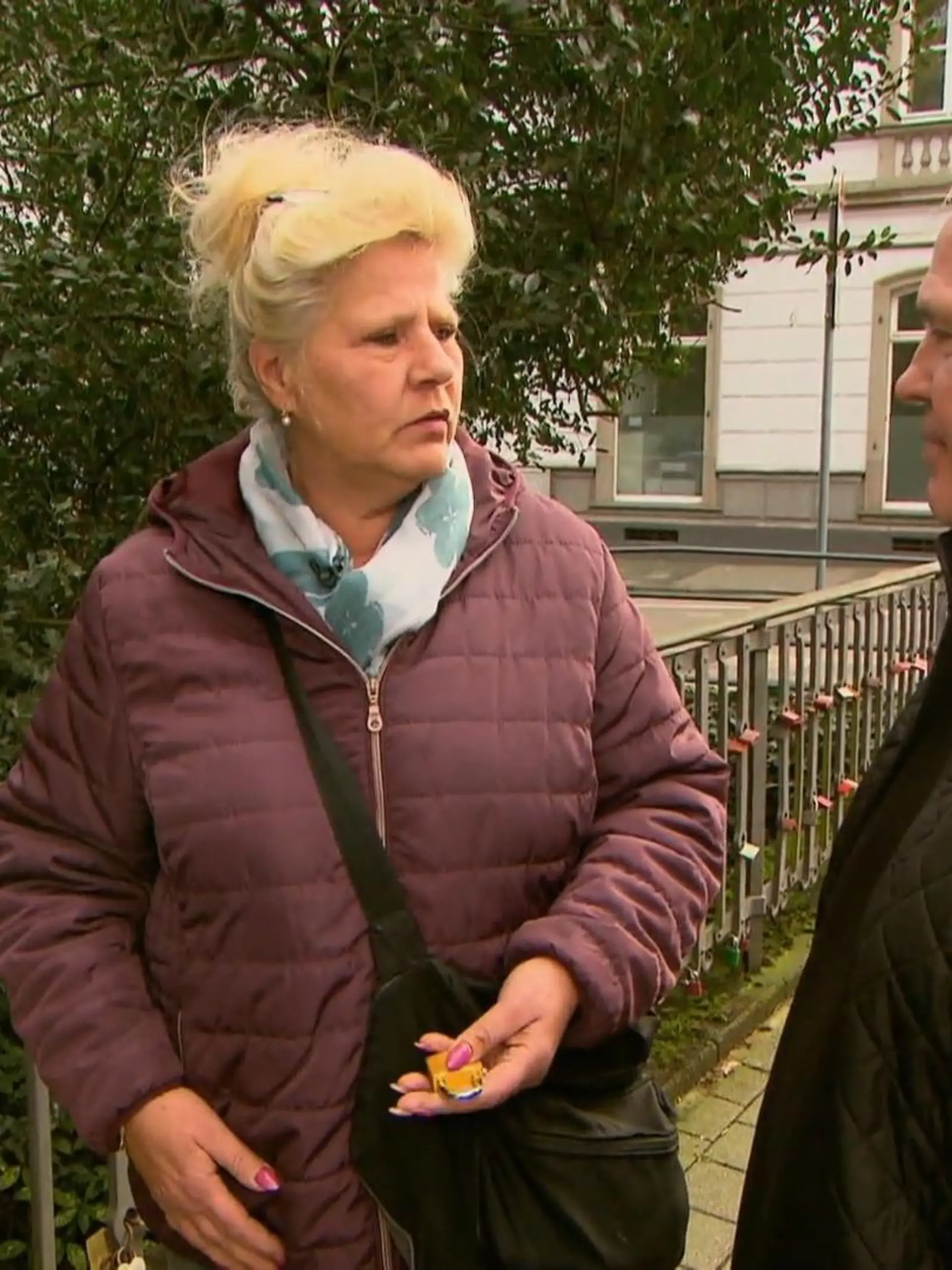 Silvia schenkt Harald zum Jahrestag ein besonderes Liebesschloss. 