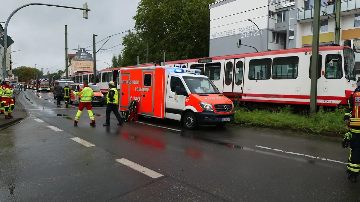 Mehrere Rettungsfahrzeuge stehen vor einer Straßenbahn in Dortmund.