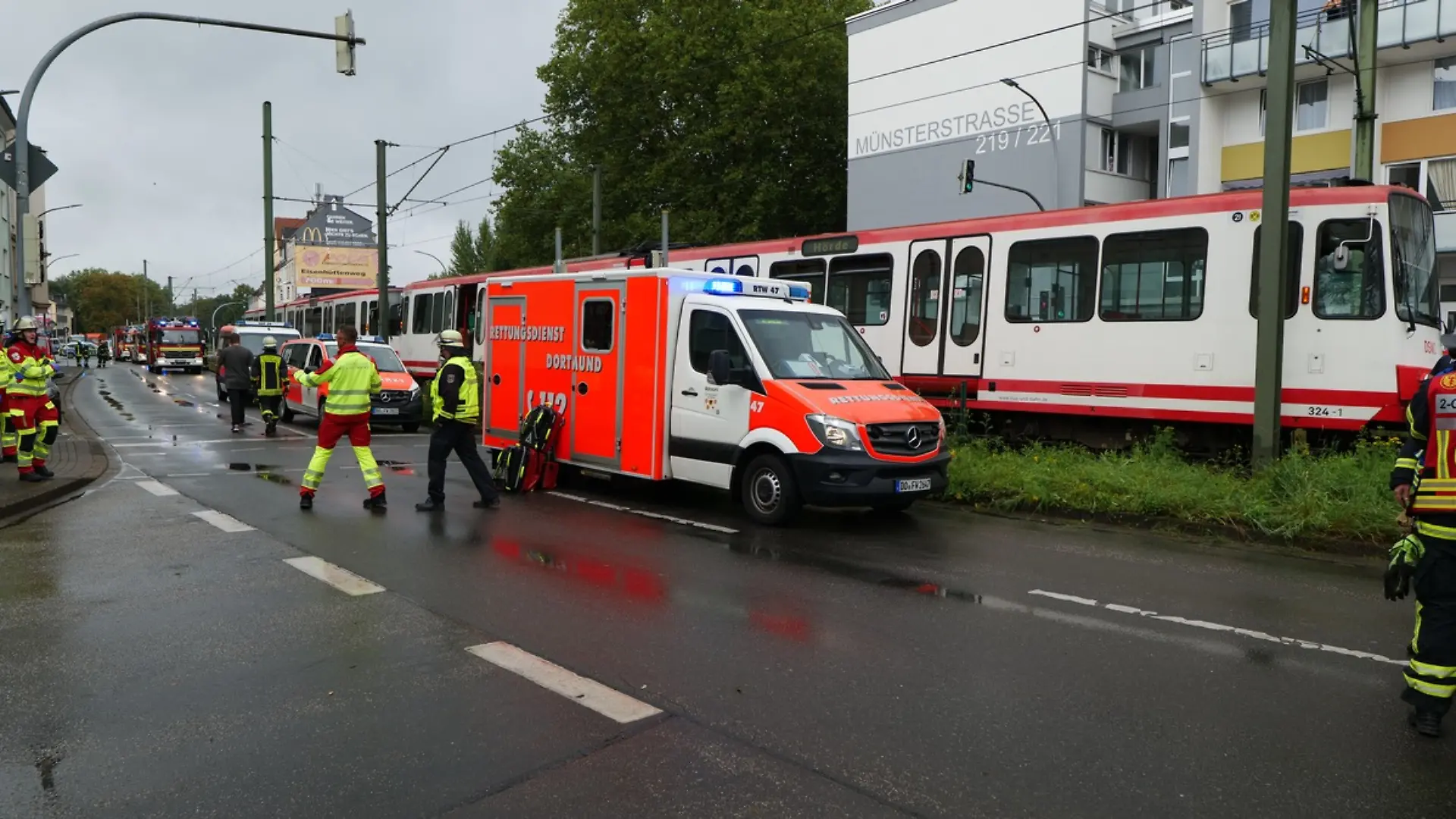 Mehrere Rettungsfahrzeuge stehen vor einer Straßenbahn in Dortmund. 