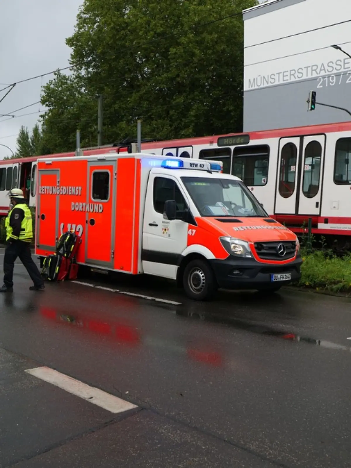Mehrere Rettungsfahrzeuge stehen vor einer Straßenbahn in Dortmund. 