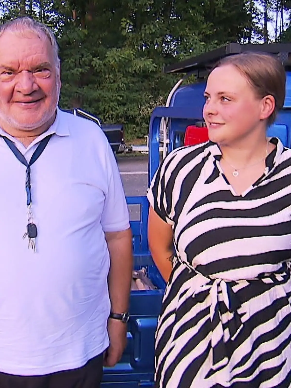 Uwe (links) und Hanna (rechts) stehen vor dem neuen Mini-Auto.