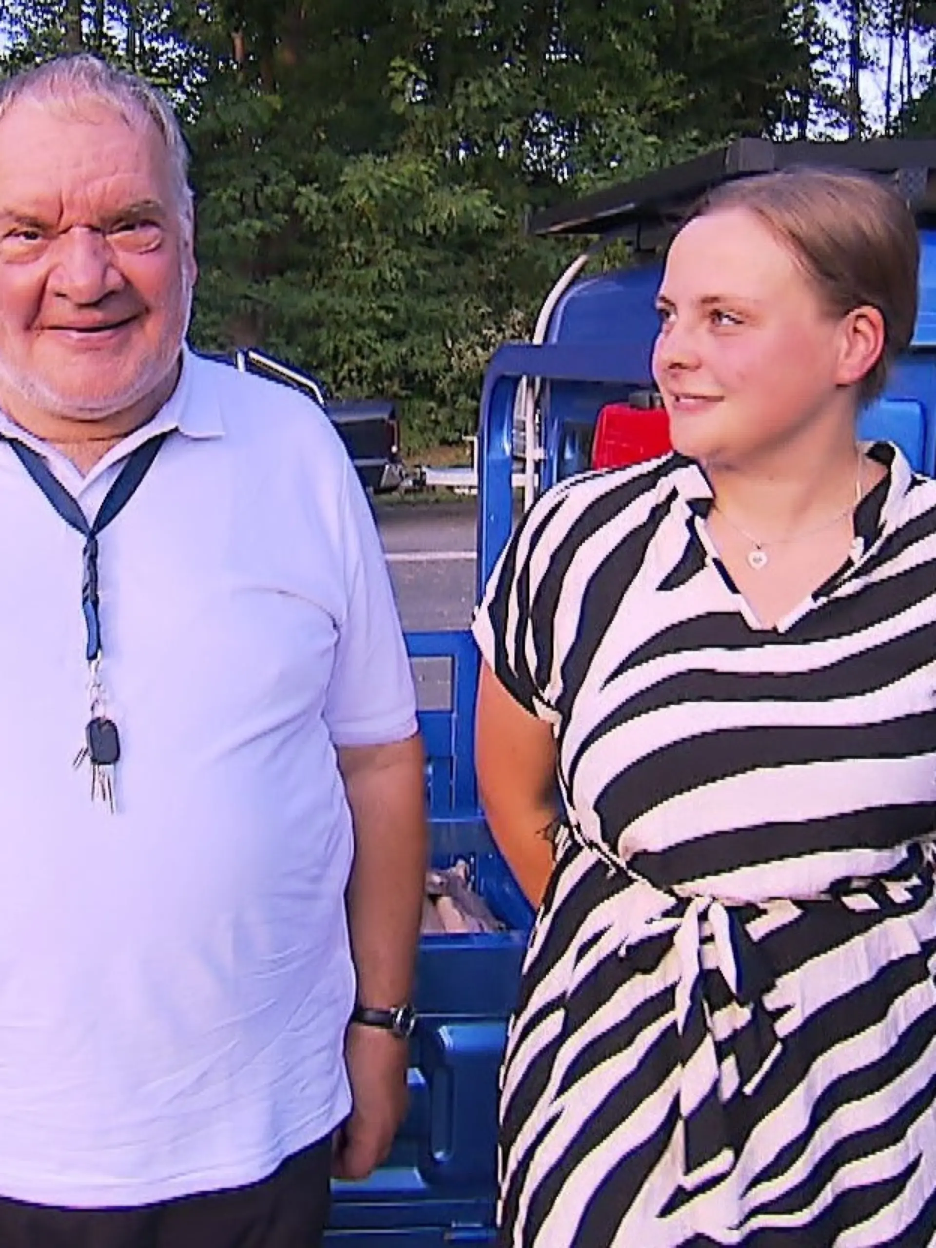 Uwe (links) und Hanna (rechts) stehen vor dem neuen Mini-Auto.