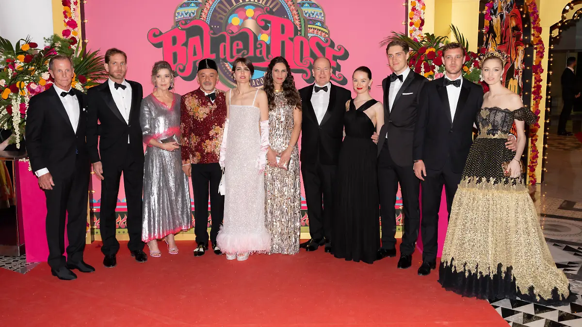 Prinzessin Caroline (3. v. l.) mit ihren Kindern Andrea (2. v. l.), Charlotte (5. v. l.), Alexandra (4. v. r.) und Pierre (2. v. r.) 