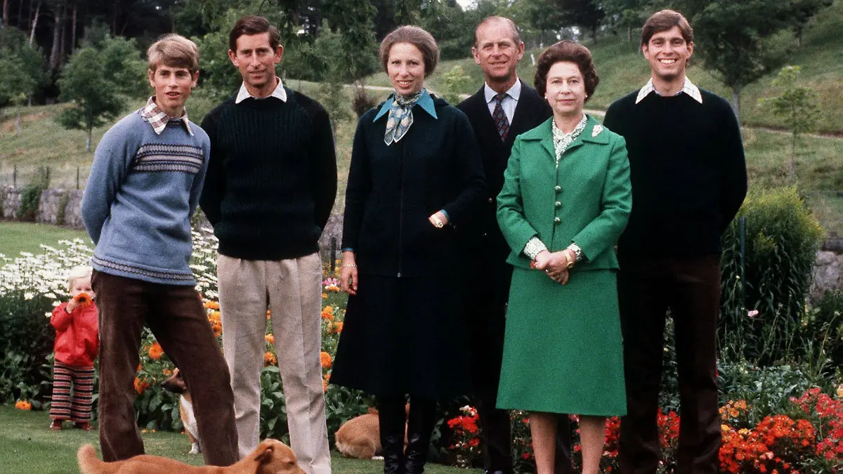 Prinz Edward, Prinz Charles, Prinzessin Anne, Prinzgemahl Philip, Königin Elizabeth II. und Prinz Andrew im September 1979