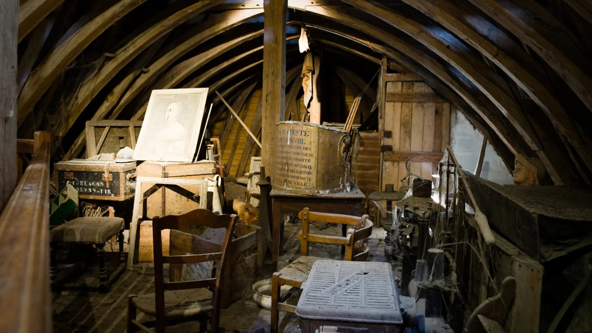 Alter Dachboden mit Gerümpel