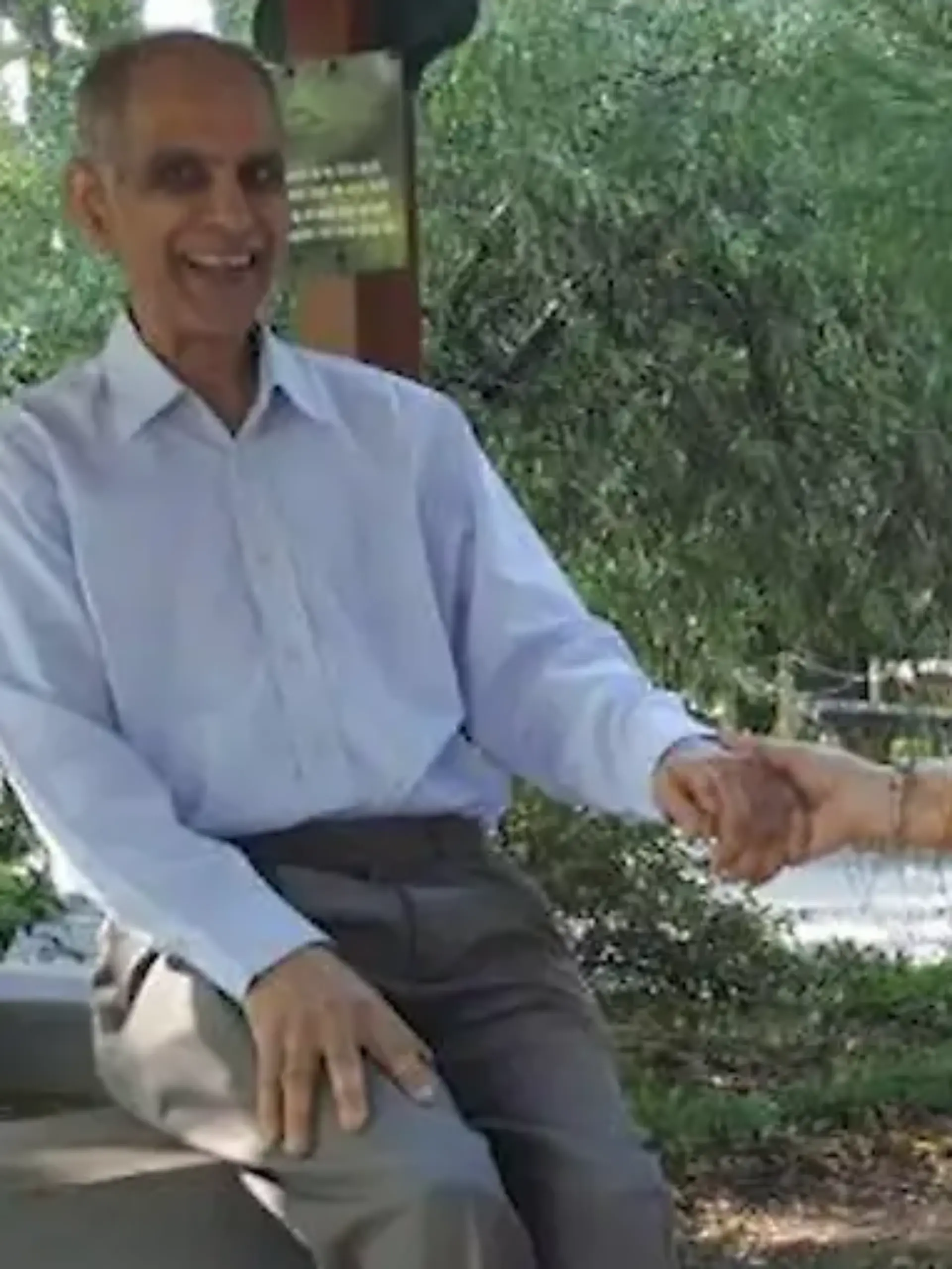 Ein Mann in einem Park.