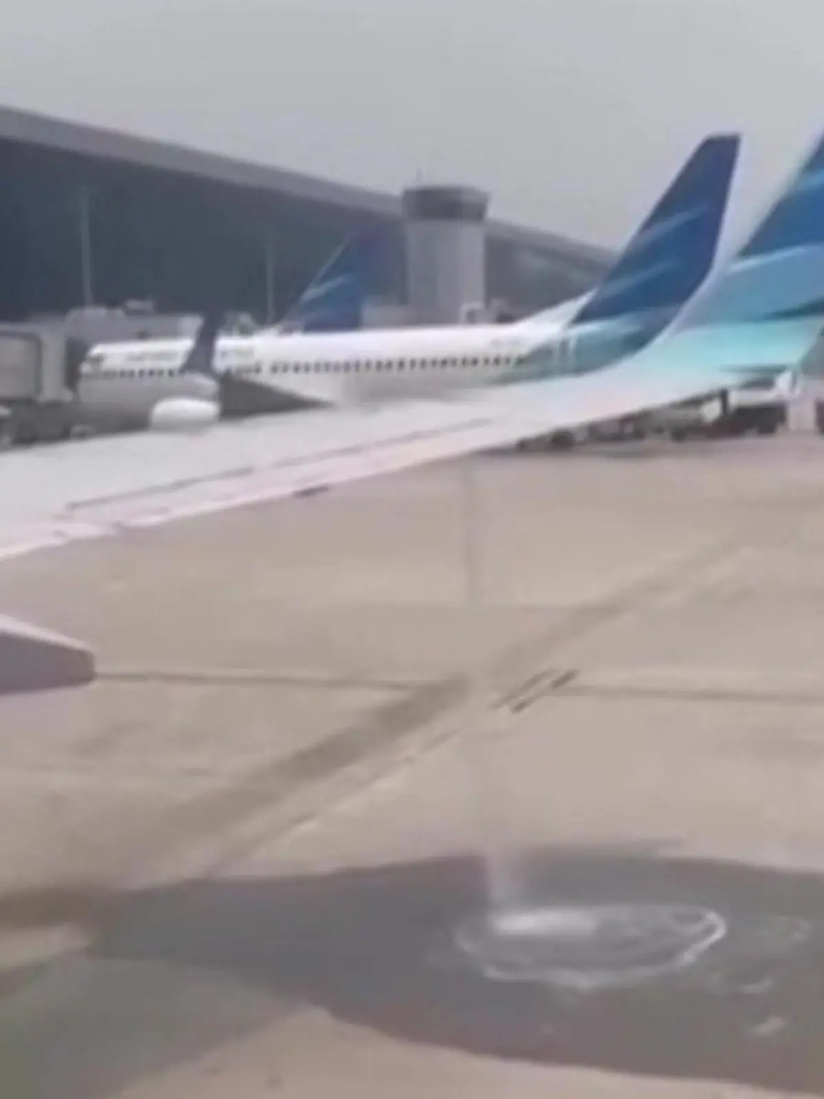 Am indonesischen Flughafen Jakarta verliert eine Boing 737 literweise Treibstoff. Gerade wollte das Flugzeug starten, als die Passagiere das Unglück entdecken.